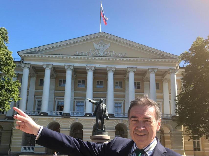 Ante la fachada del Instituto Smolny que sirvió de cuartel general de la insurrección bolchevique.
