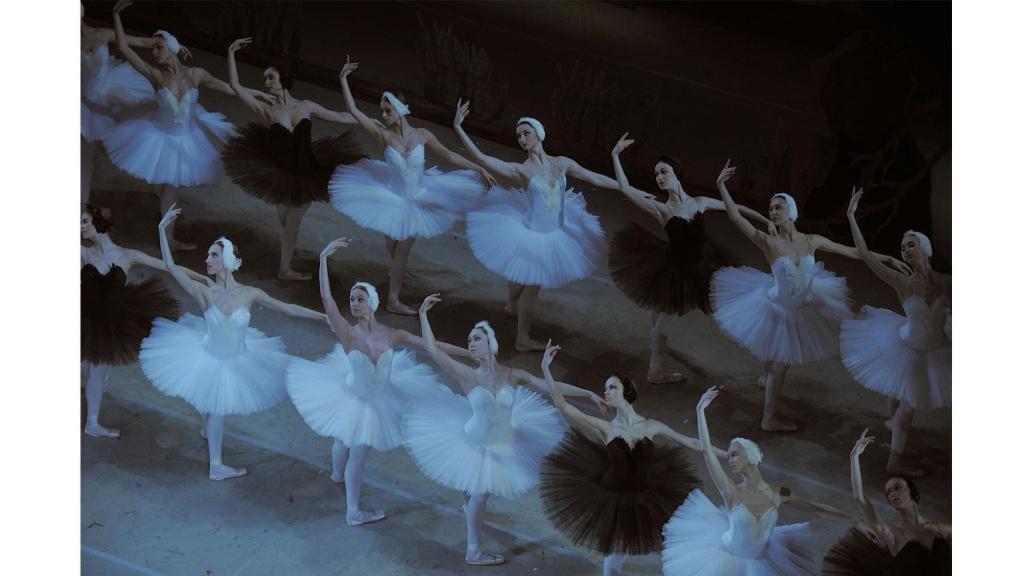 La producción “estalinista” del Lago de los Cisnes que representa el triunfo del bien (cisnes blancos) sobre el mal (cisnes negros).