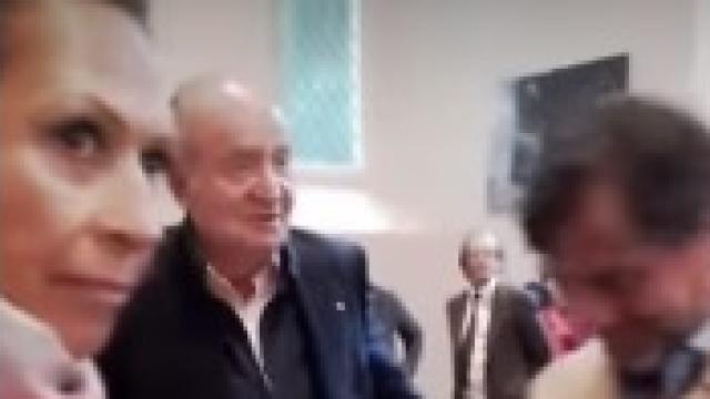 Imagen del único instante que muestra el encuentro público entre el rey Juan Carlos y Marta Gayá