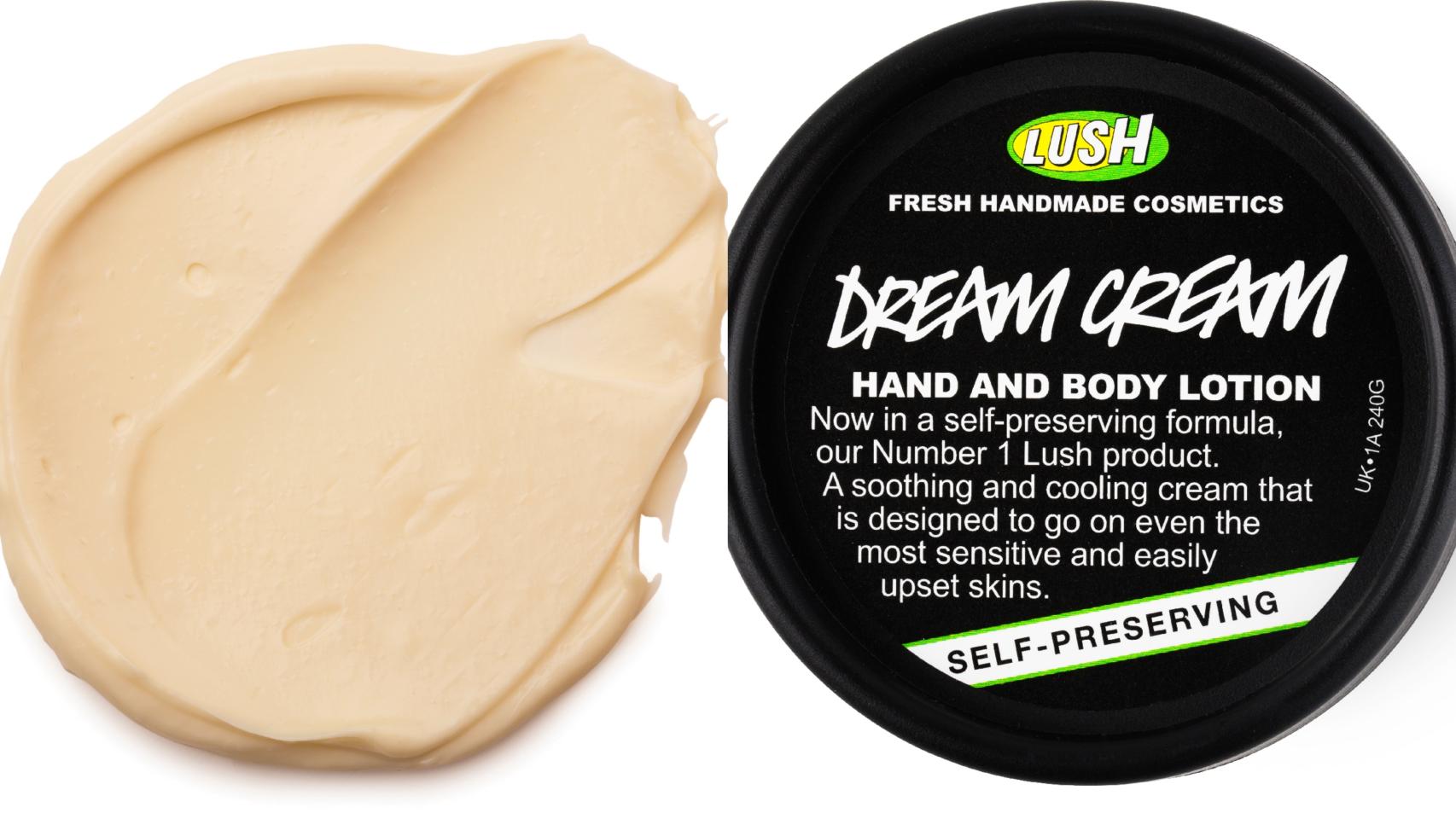 La crema de manos y cuerpos DREAM CREAM de Lush, firma de referencia en la elaboración de productos con ingredientes naturales, ayuda a nutrir y a calmar la piel: el aceite de camomila azul es antiinflamatorio, el aceite de árbol del té es antibacteriano y antiséptico, mientras que el aceite de oliva nutre la piel en profundidad. Además, la leche de avena y el agua de rosas calman la piel irritada y con picor.