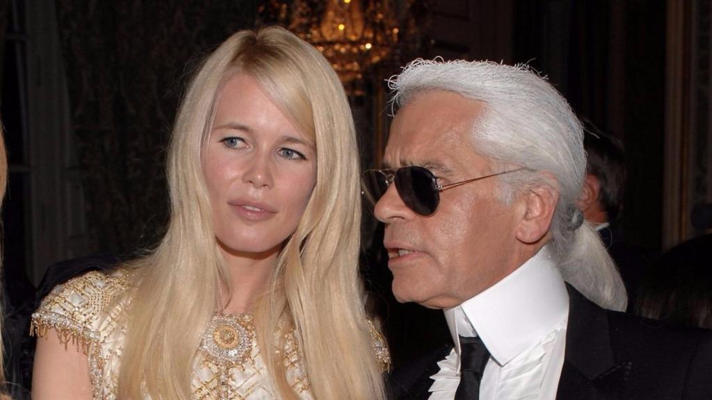 Karl Lagerfeld con quien fuese su musa, Claudia Schiffer, en los Premios Marie Claire en la Embajada Francesa de Madrid en 2006. | Foto: Getty Images.