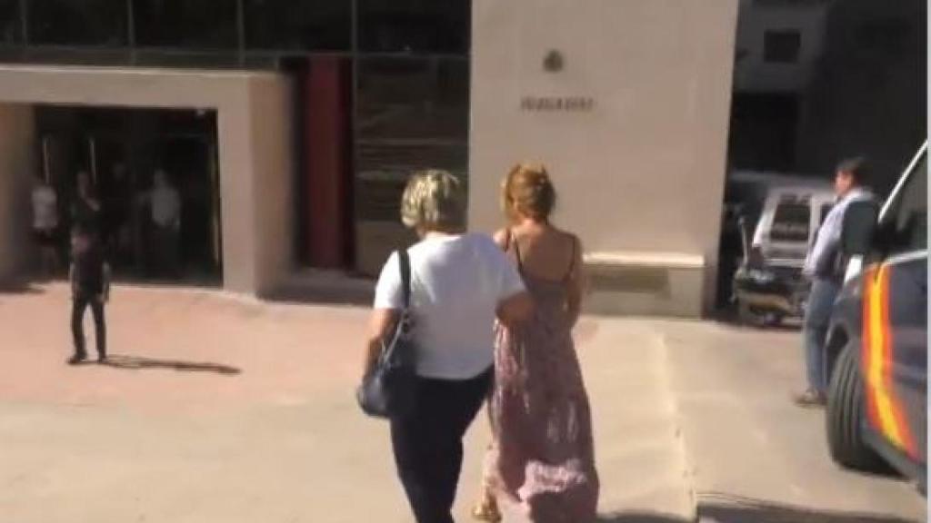 La hermana de Juana Rivas a su llegada al juzgado