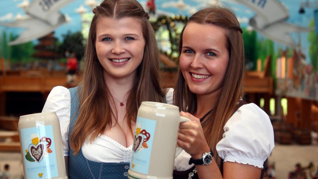 Modelos con las típicas jarras de cerveza