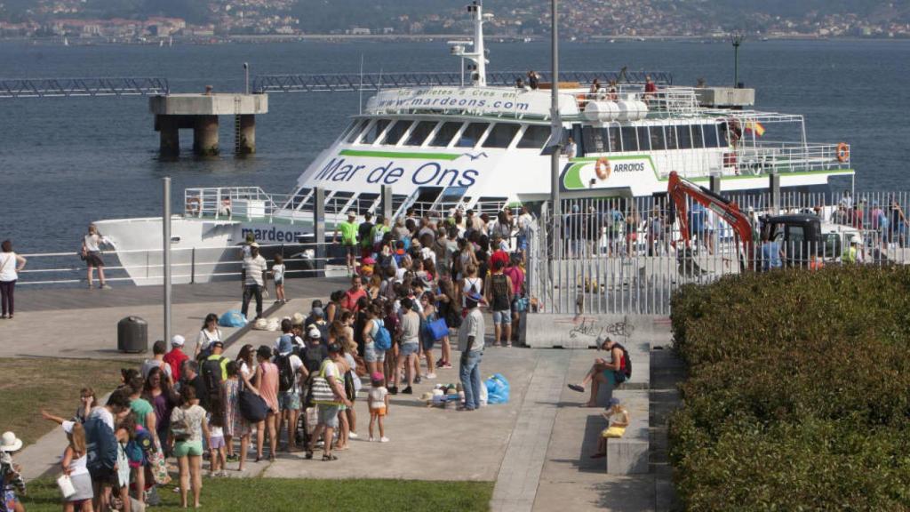 Los turistas esperan para viajar a las Cíes.
