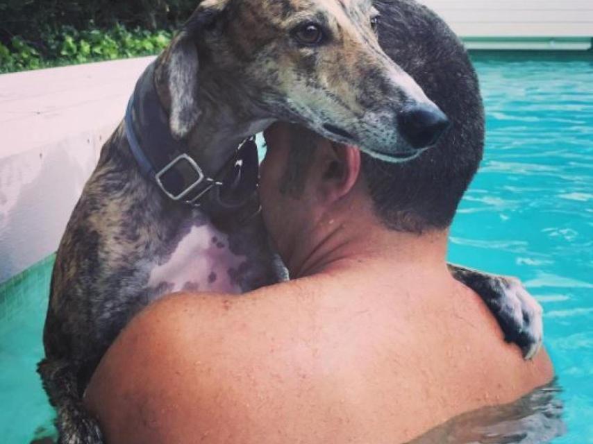 Jorge Javier y Bart, en la piscina.