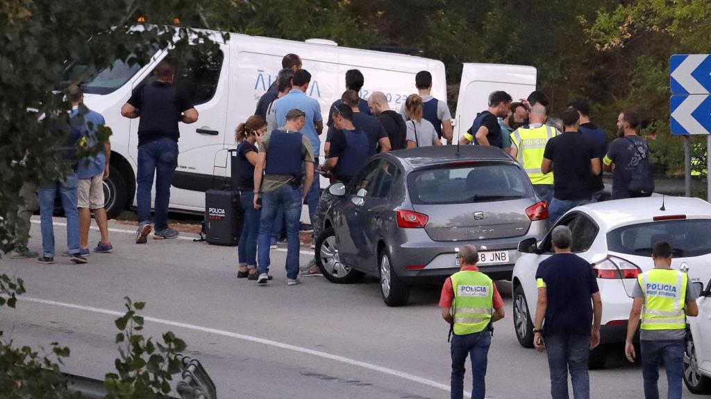Furgón de los servicios funerarios donde fue abatido Younes Abouyaaqoub en Subirats.