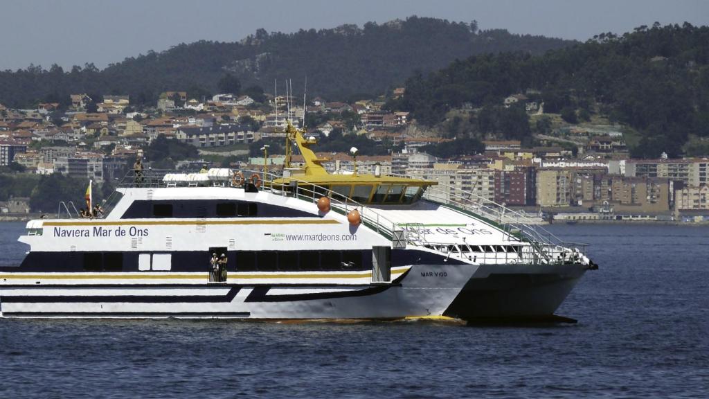 Una de las embarcaciones de Mar de Ons en las Cíes.