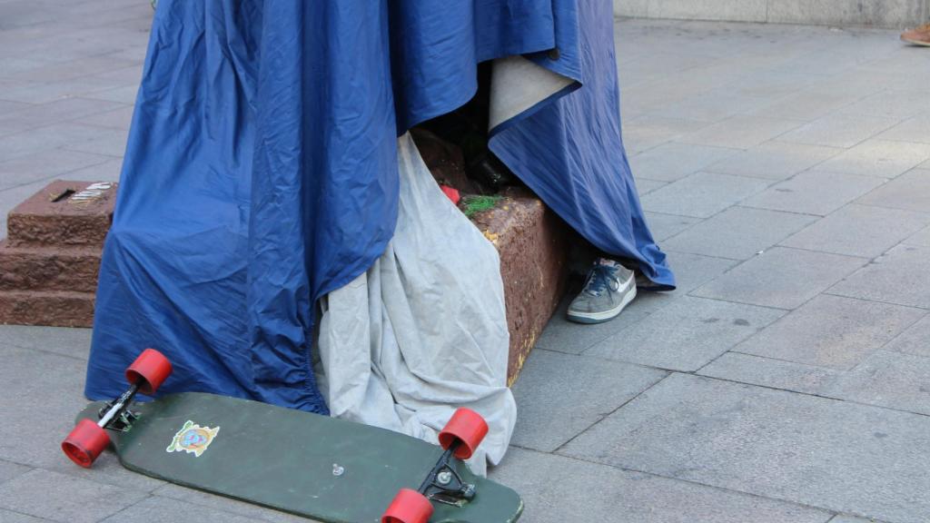 Douglas se tapa junto con Sebastián mientras le ayuda a disfrazarse.