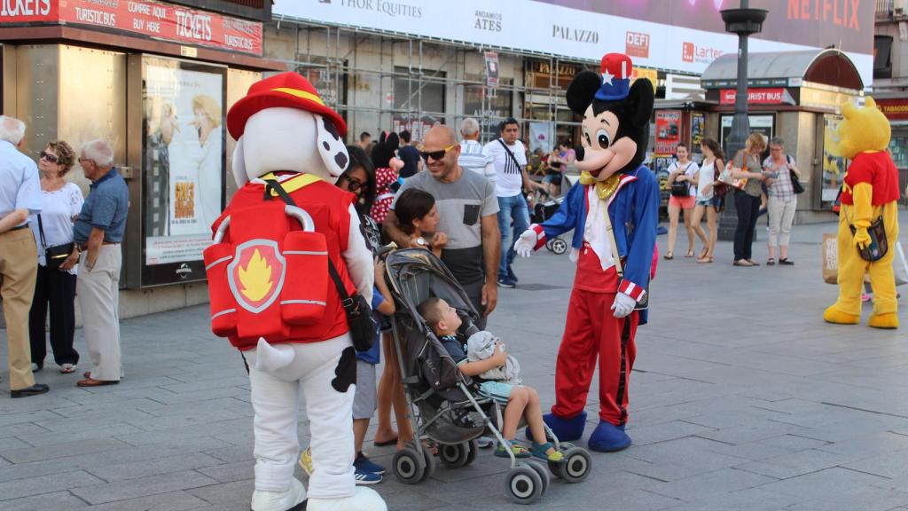 Mickey y Marshal de Patrulla Canina insistiendo para conseguir una foto.
