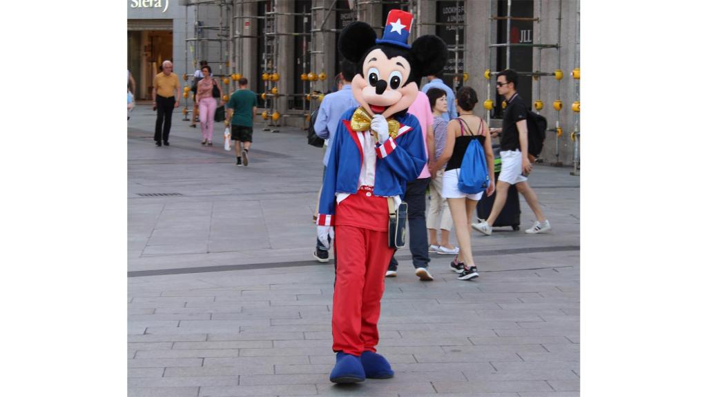 Mickey se enfada conmigo por 'robarle' un cliente.