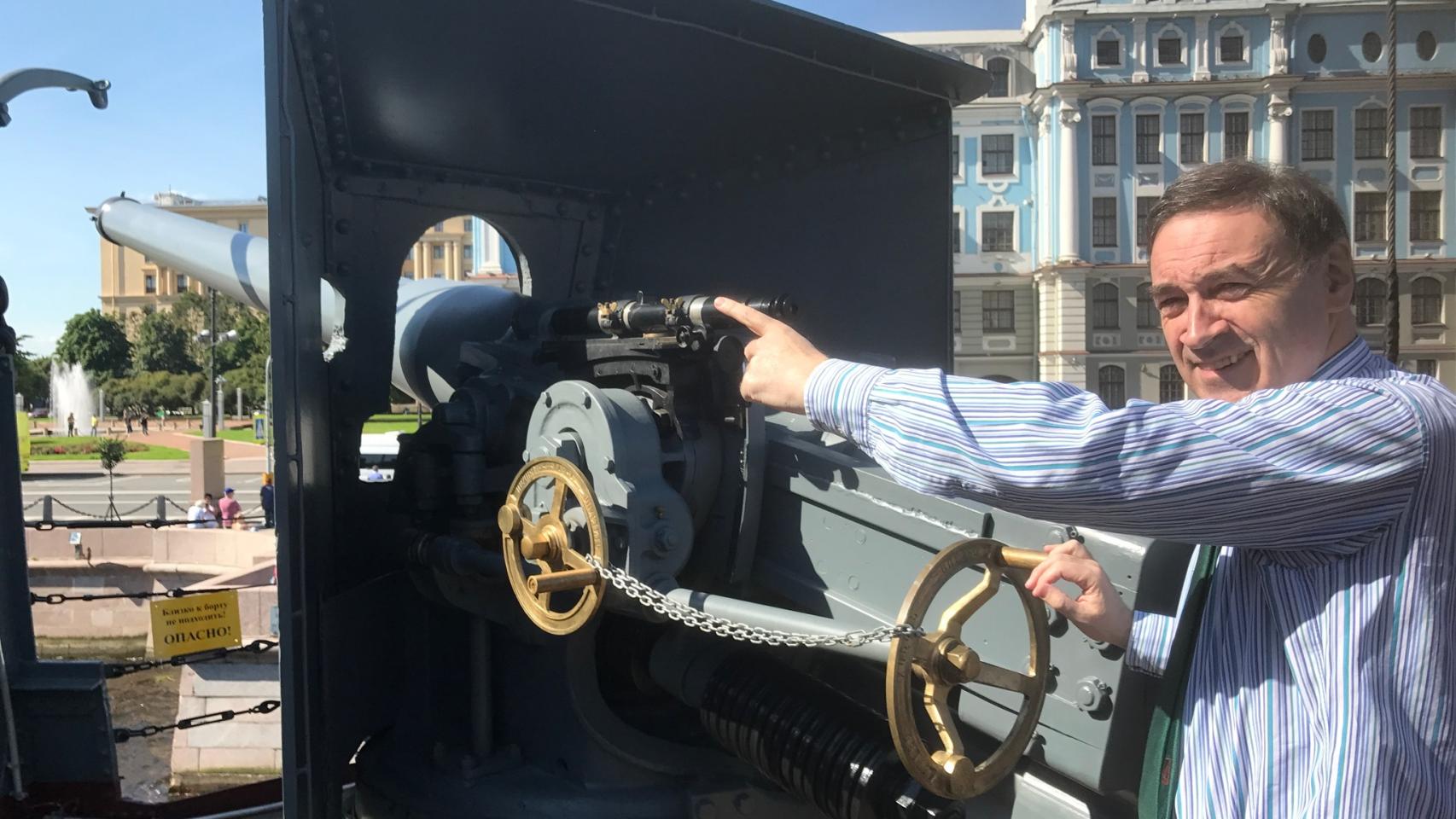 En uno de los cañones del Aurora desde el que hoy se puede “apuntar” al Palacio de Invierno.