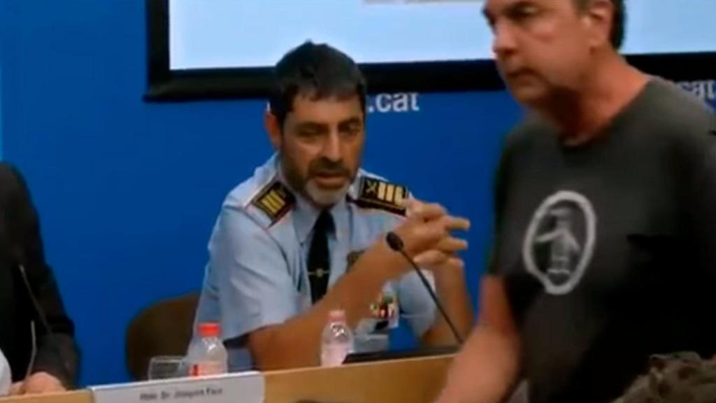 Momento en el que Haenen abandona la rueda de prensa.