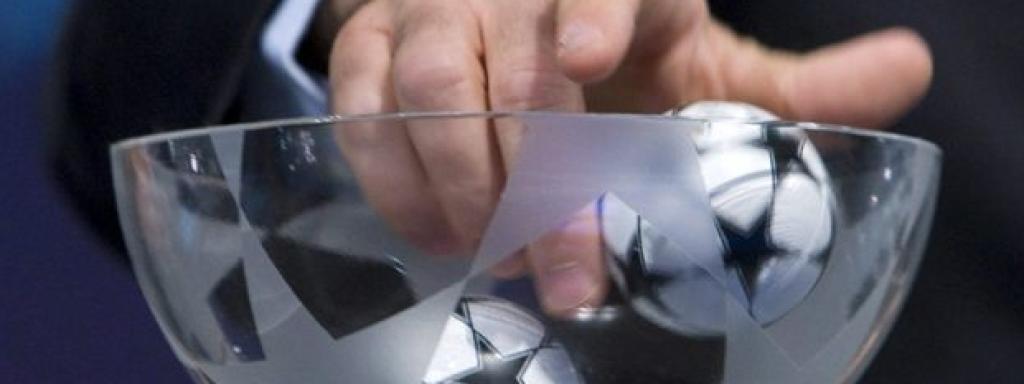 La mano inocente en un sorteo anterior de la Champions.