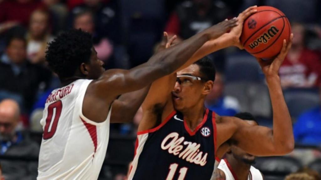 Sebas Sáiz defiende un balón. Foto: OleMissSports.com