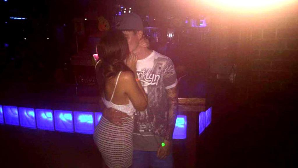 Andrea, besando apasionadamente a su novio, Daniel Wozza.