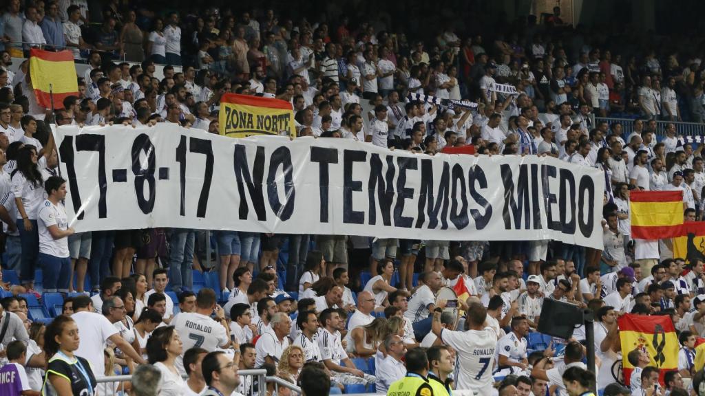 Pancarta en homenaje a las víctimas de los atentados de Cataluña.