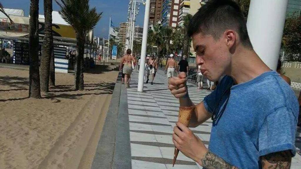 En el paseo marítimo de Benidorm.