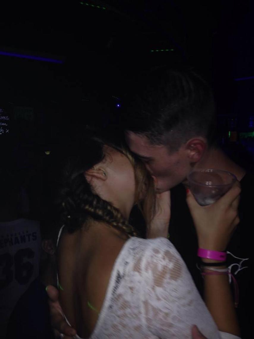 Andrea y Daniel, un beso apasionado.