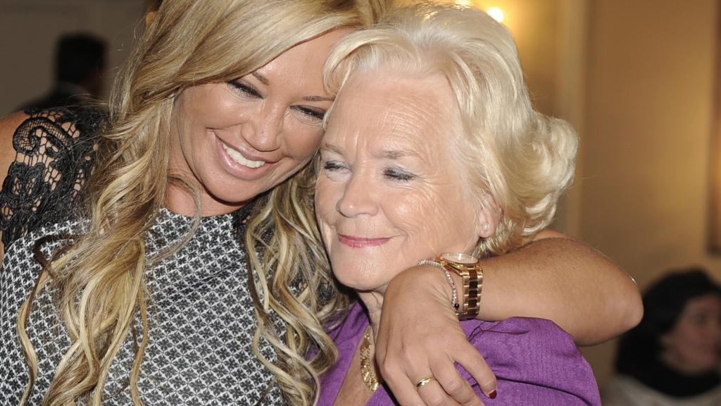 Belén Esteban y su madre bailan el tema del verano.