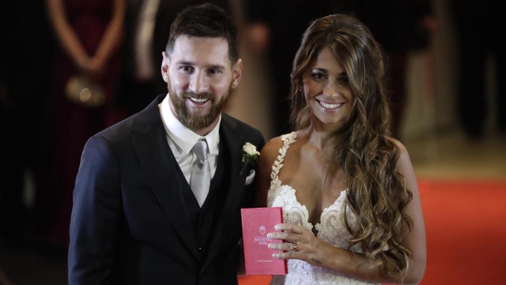 Lionel Messi y Antonella Rocuzzo junto a sus dos hijos