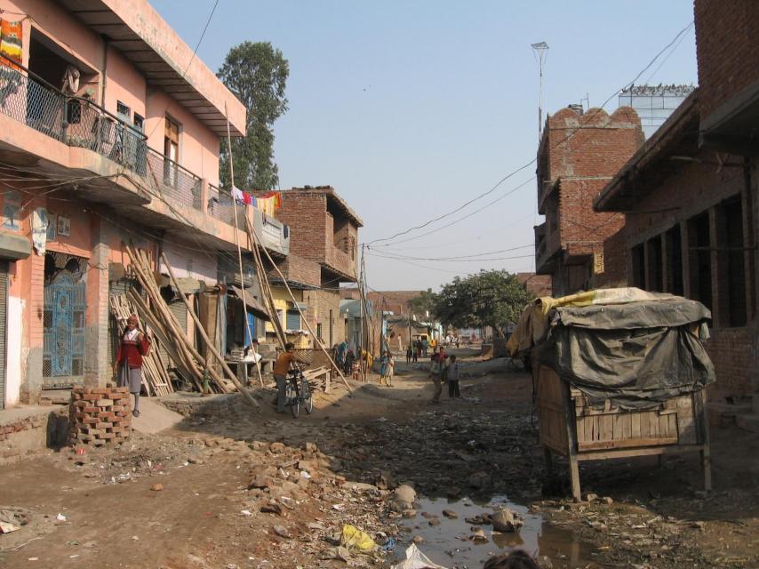 En Nashbandi Colony, la calle principal es un lodazal sin aceras ni alcantarillado donde apenas hay tiendas.