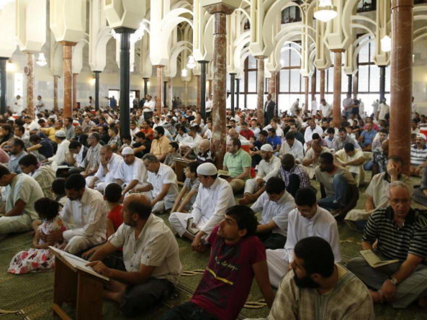 Un grupo de musulmanes reza en la mezquita de la M-30 de Madrid.