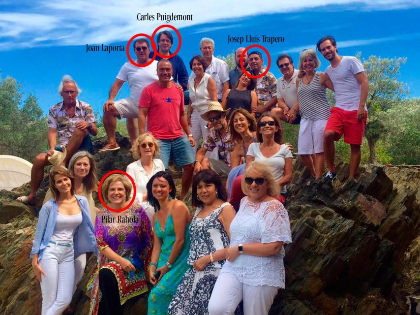 Josep Lluís Trapero junto a su novia, Sonia, en una comida con Rahola, Laporta y Puigdemont, entre otros.