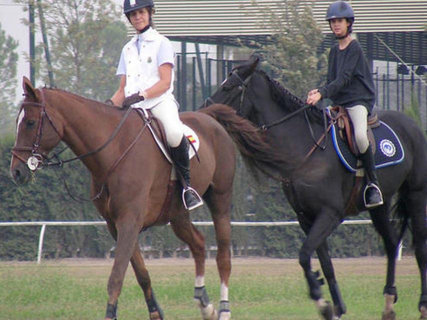 La infanta Elena junto a su hija Victoria a lomos de sus respectivos caballos.