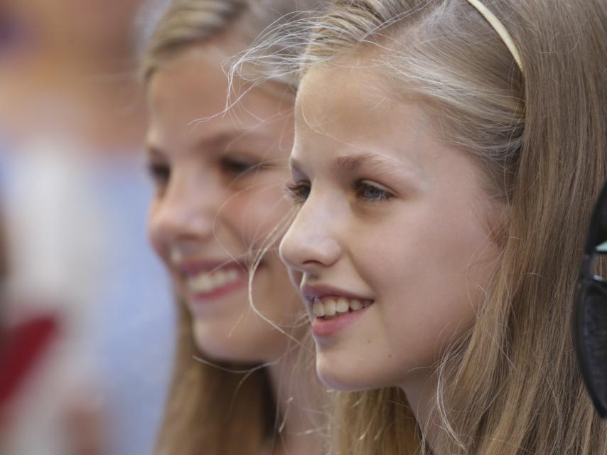 Las dos hermanas practican equitación en el picadero de Zarzuela.