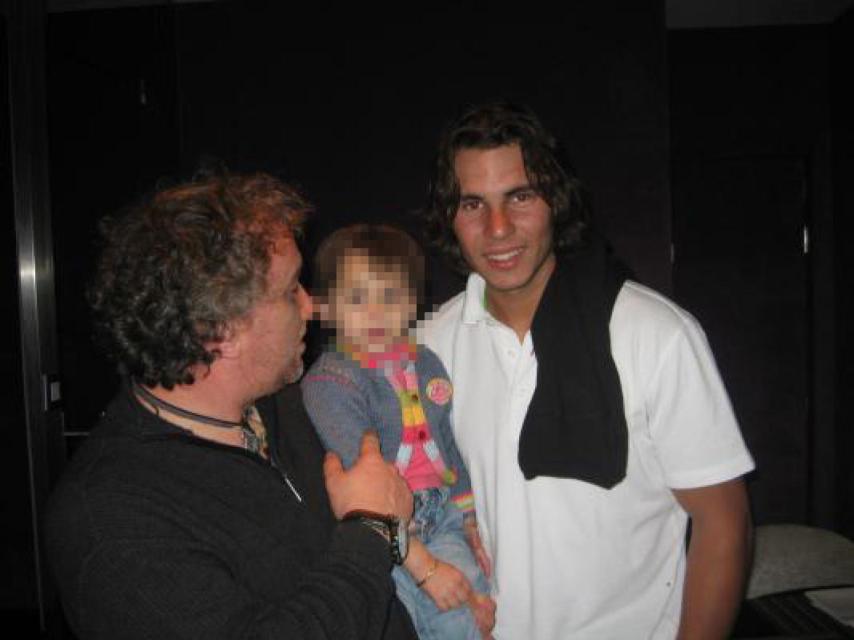 El padre de Nadia logró engañar a multitud de famosos para que apoyasen las campañas con las que recaudaba dinero para su hija.