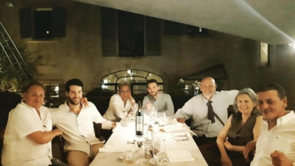 El equipo de Thai Garden 2112 en casa de John Malkovich.