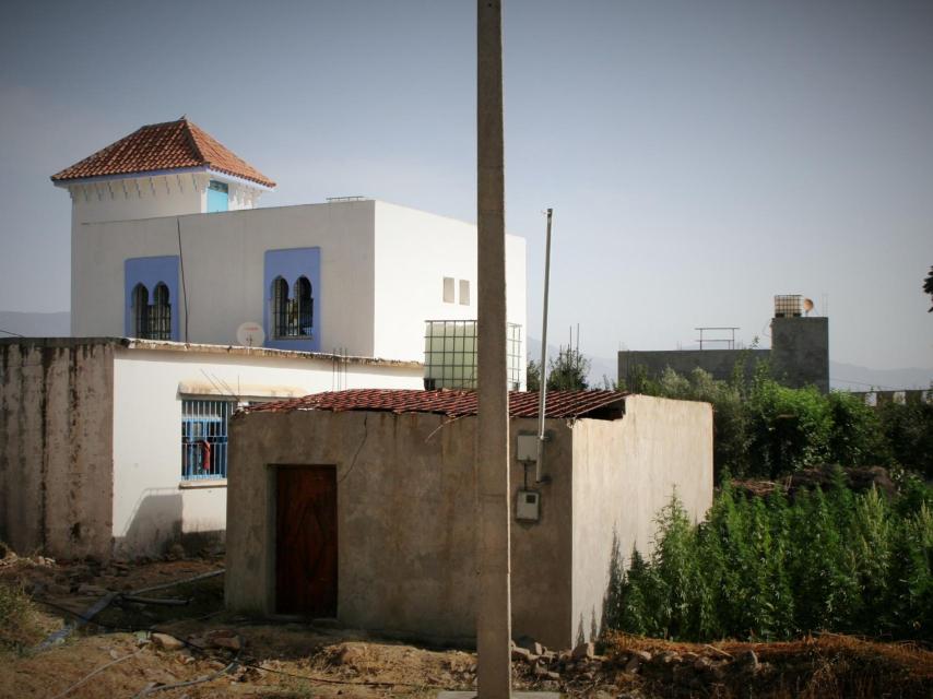 El colegio de Tangaya, aldea natal de Es Satty, rodeado de plantas de Cannabis.