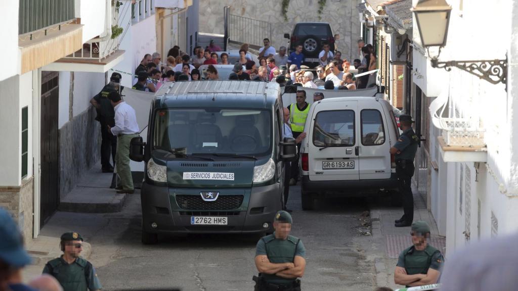 Agentes de la Guardia Civil y vecinos de la localidad granadina de Güevéjar observan el lugar en la calle Nueva de San Juan, donde esta mañana ha fallecido un hombre de 63 años tras recibir un disparo.