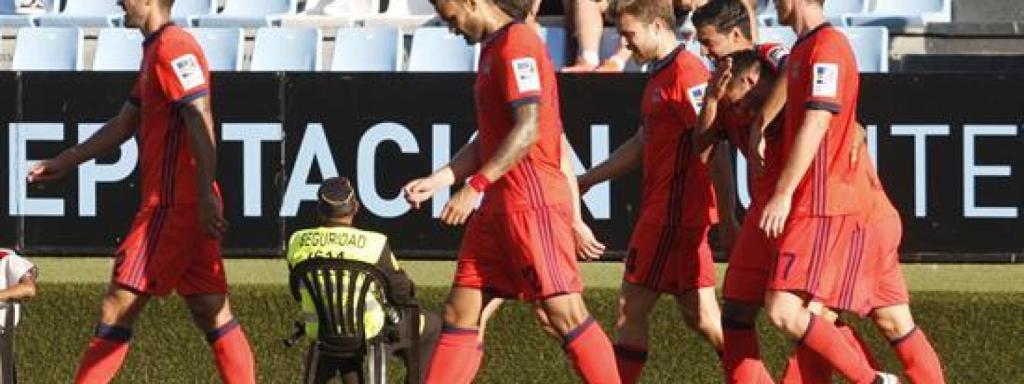 Los jugadores de la Real Sociedad celebran un gol.