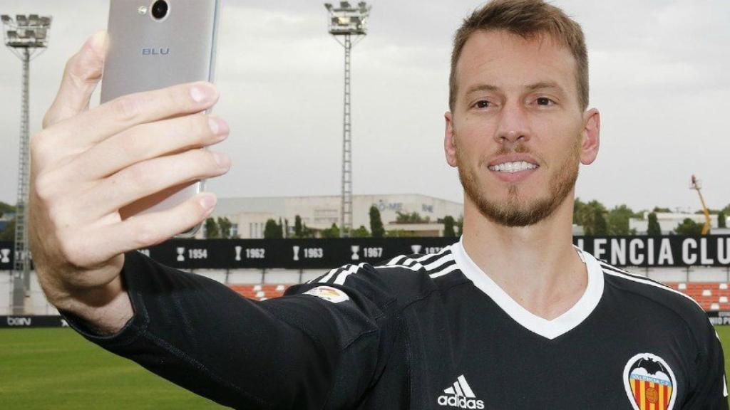 Neto, el día de su presentación con el Valencia. Foto. valenciacfc.com