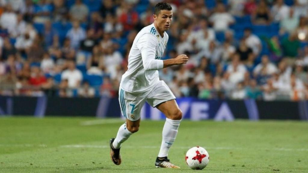 Cristiano dirigiendo el balón. Foto: Pedro Rodríguez / El Bernabéu