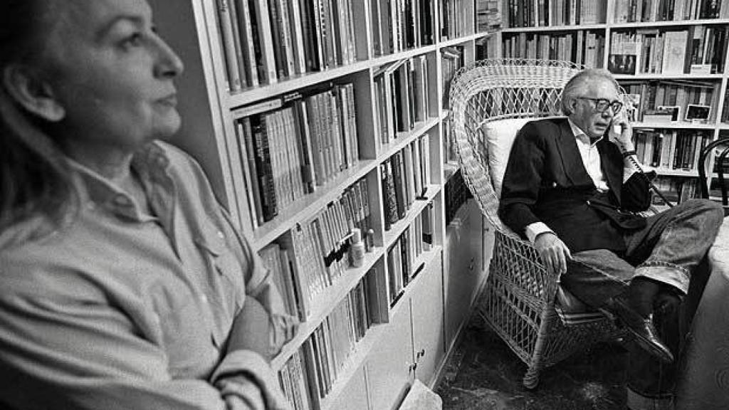 La viuda de Umbral, España Suárez, una de sus musas junto al escritor al teléfono