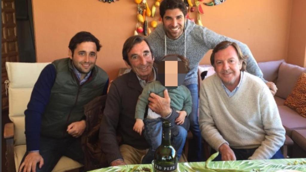 Dámaso González junto a su hijo, su nieto y Cayetano Rivera Ordóñez.