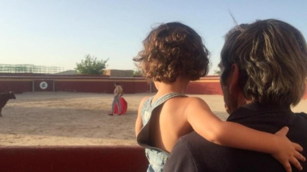 Damaso Gonzalez con su nieto Tristán.