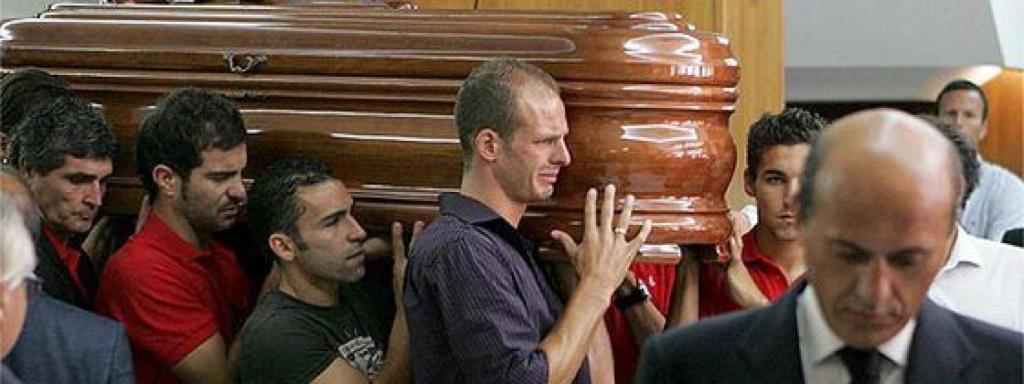 Kepa, en el primer plano de azul, llevando el féretro de Puerta junto a otros compañeros.