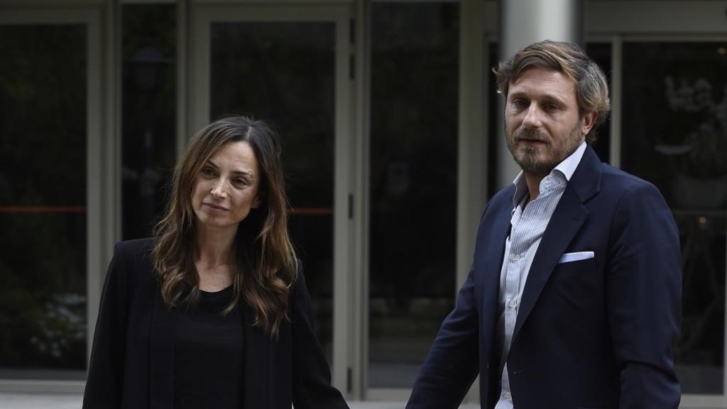Sonia González y Juan Peña en el tanatorio de San Isidro de Madrid.
