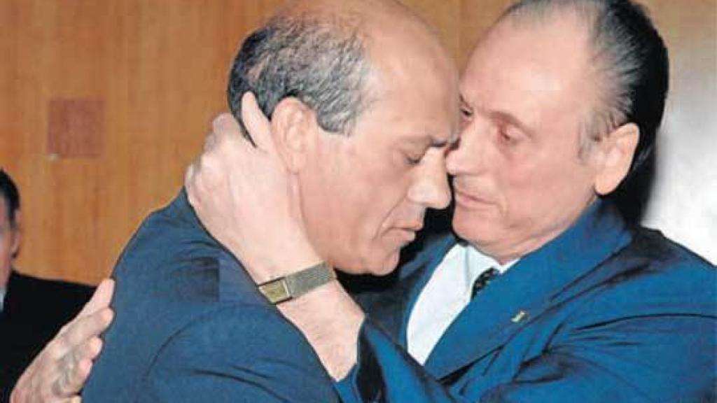 Lopera consuela a Del Nido tras la muerte de Puerta.