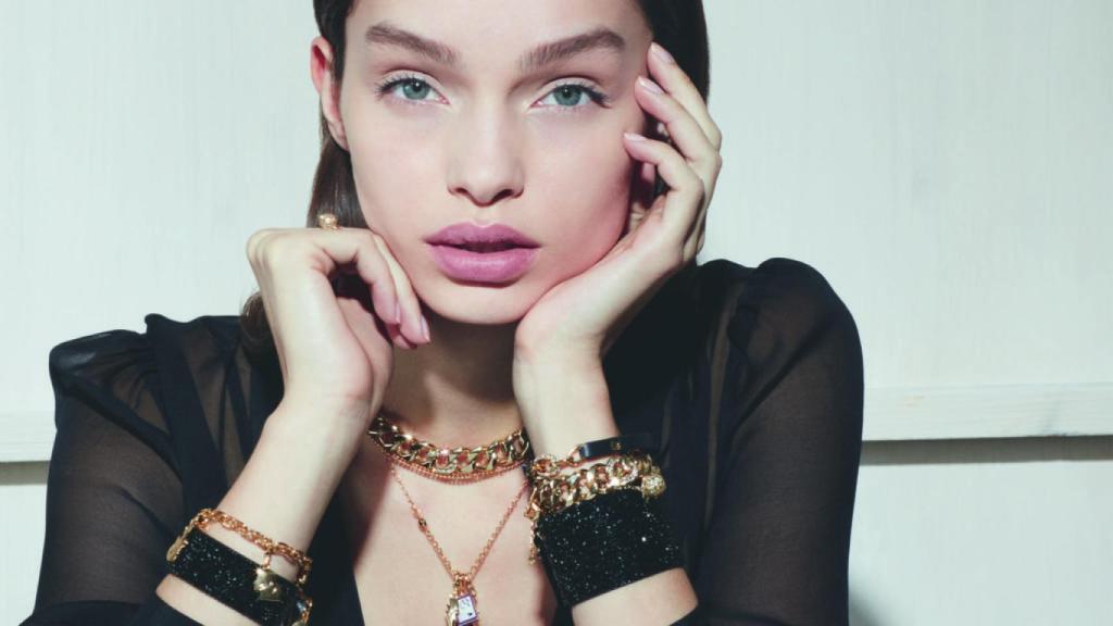 Imagen de la campaña de Swarovski por Karl Lagerfeld. | Foto: cortesía de la marca.