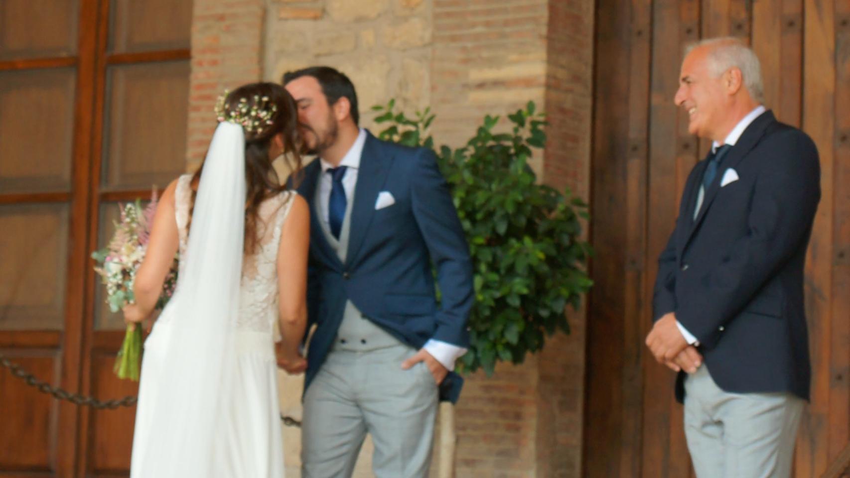 Alberto Garzón y Anna Ruiz se besan antes de comenzar la ceremonia.