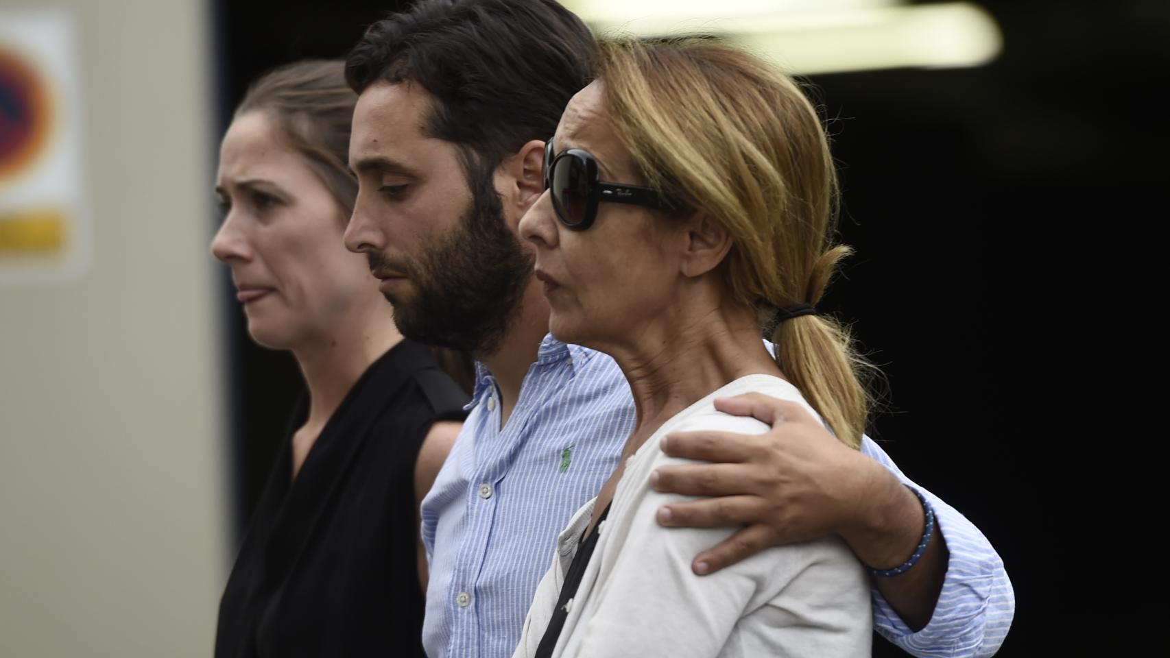 La esposa del diestro, Feli Tarruella, llega al tanatorio.