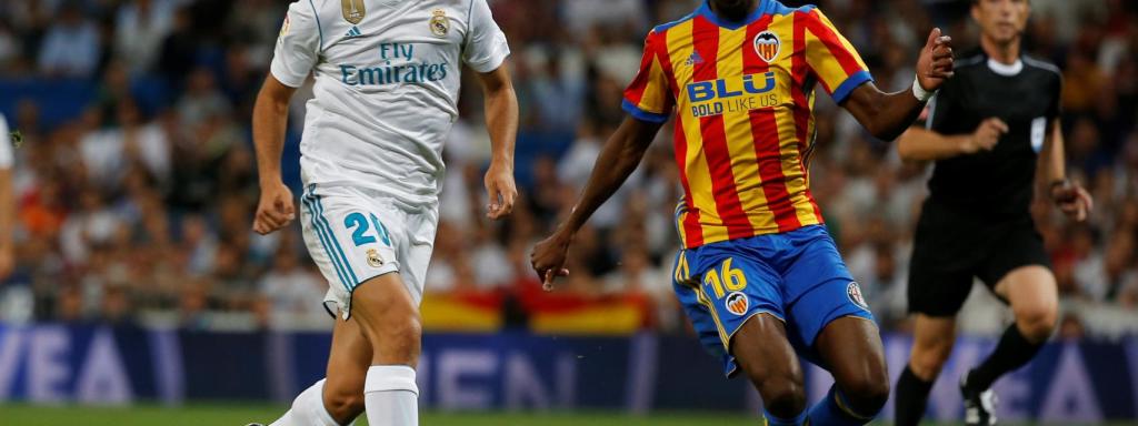 Asensio disputa un balón ante Kondogbia.