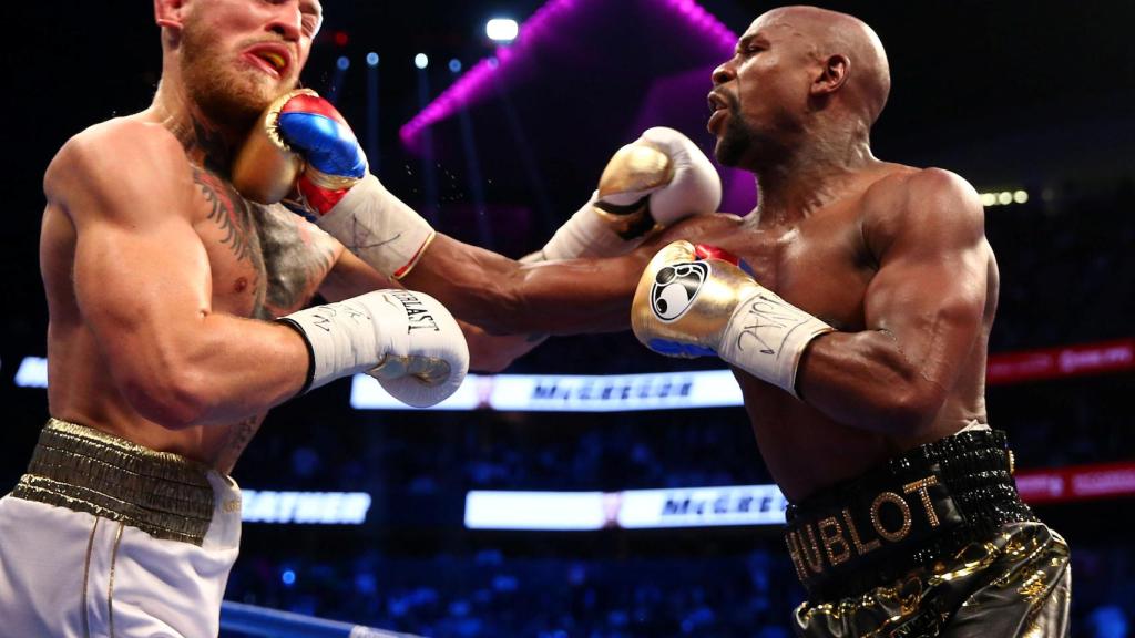 Mayweather y McGregor durante el combate en Las Vegas.