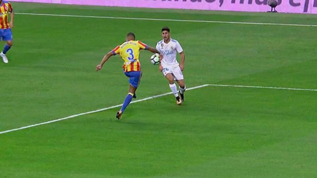 Mano de Vezo en el área del Valencia. Foto: Pedro Rodríguez / El Bernabéu