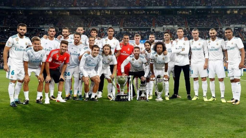 La plantilla de Madrid posa con los tres últimos títulos