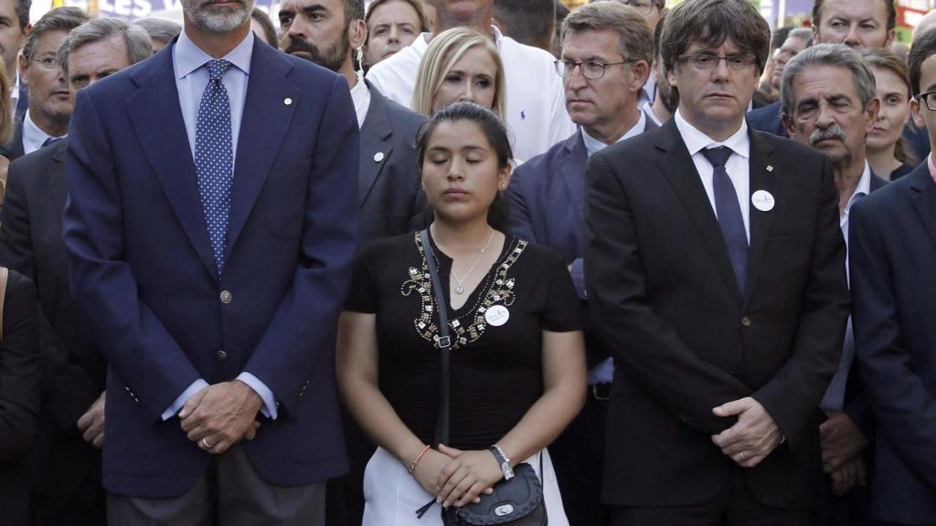 Puigdemont, junto al Rey durante la manifestación del sábado en Barcelona.